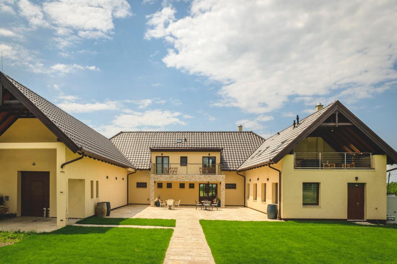 Bed and Breakfast Dominium Pincészet és Panzió Gyöngyös Exterior foto